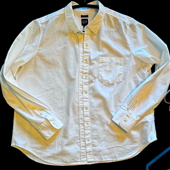 The perfect shirt - Gap white button down - Picture 3 of 9